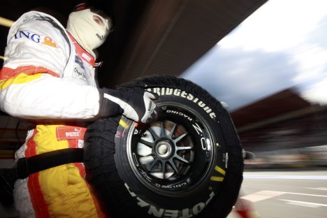 Renault (hvis de overhovedet er med til den tid...) skal finde andre dæk frem til 2011-sæsonen